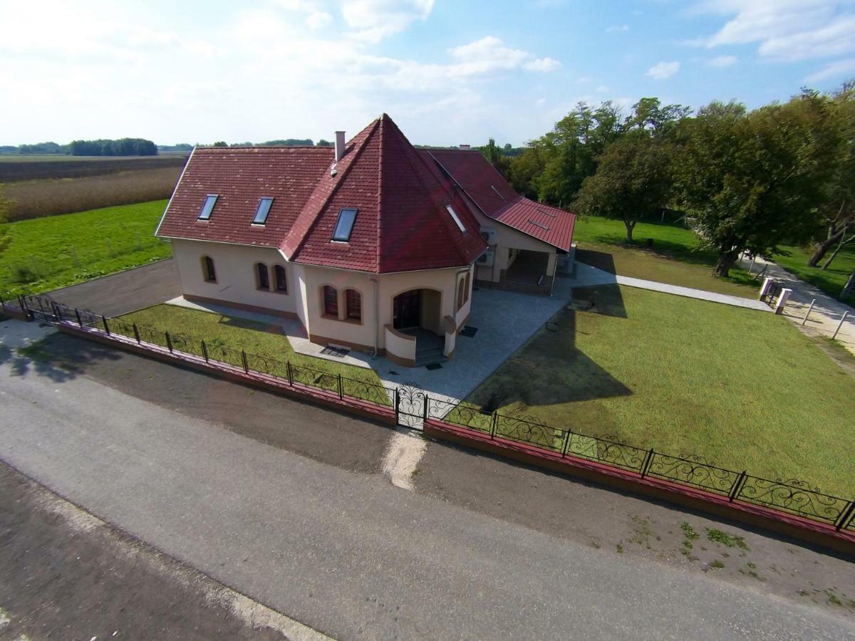 Tiszavilag Pihenohaz Hotel Tiszakecske Exterior photo