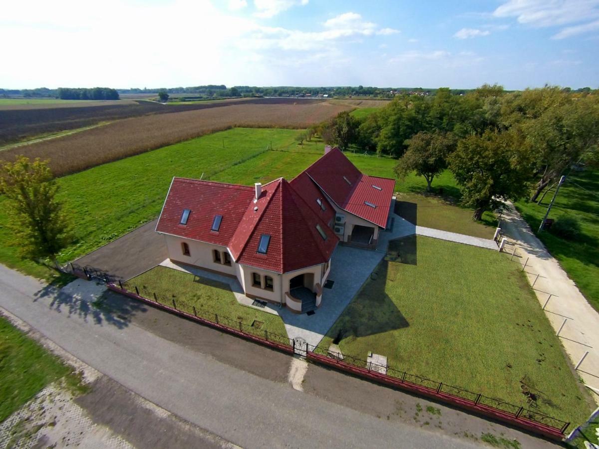 Tiszavilag Pihenohaz Hotel Tiszakecske Exterior photo