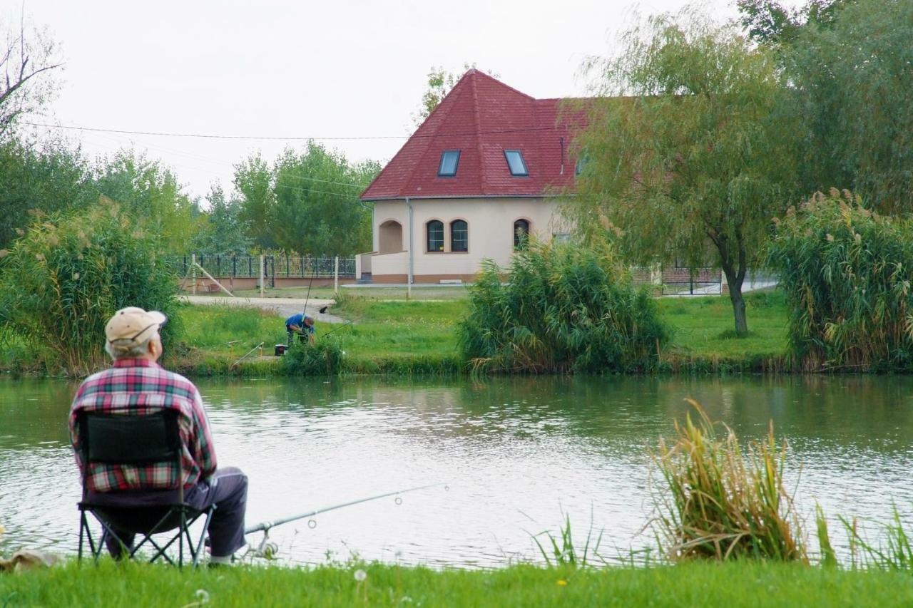 Tiszavilag Pihenohaz Hotel Tiszakecske Exterior photo