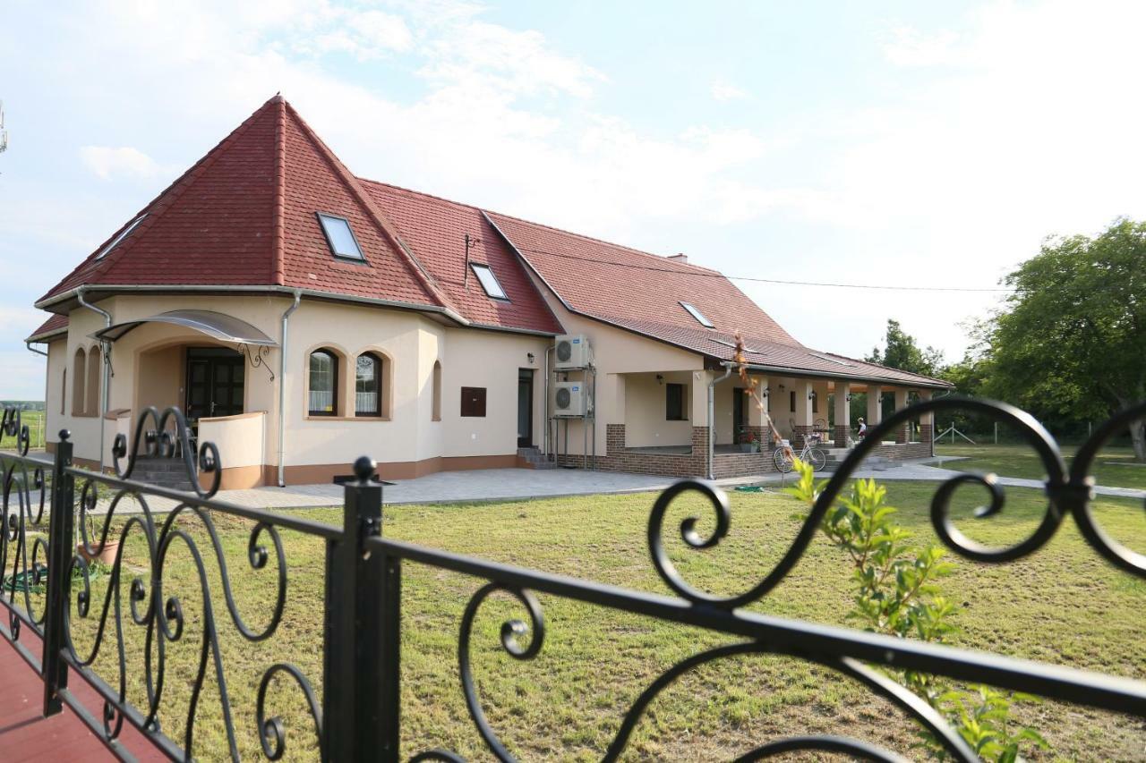 Tiszavilag Pihenohaz Hotel Tiszakecske Exterior photo
