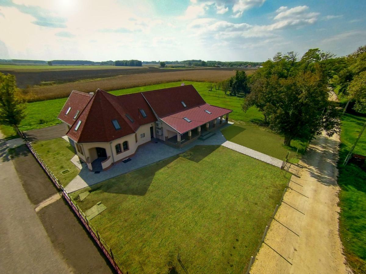 Tiszavilag Pihenohaz Hotel Tiszakecske Exterior photo